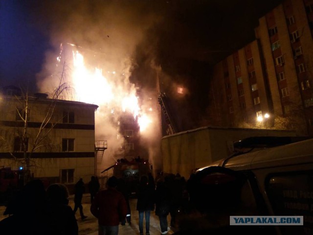 Горит многоэтажный дом в Тюмени на Олимпийской 4