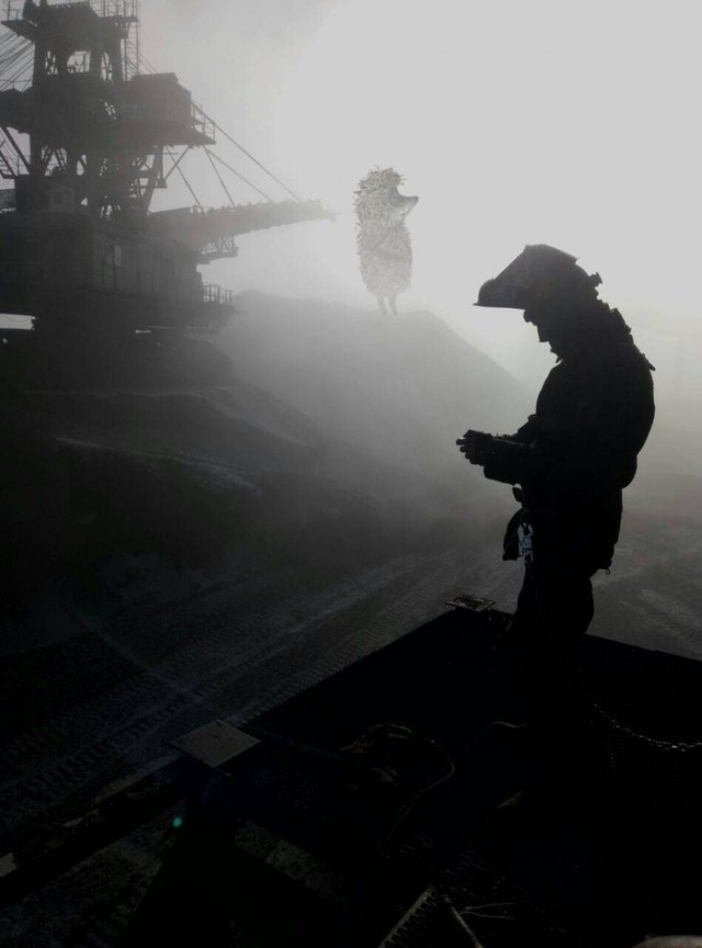 Фото брата на работе похоже на постер к постапокалиптическому фильму