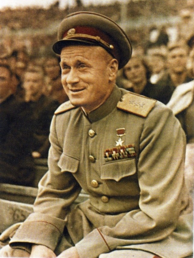 Сталин: Если я уеду из Москвы, вы, сволочи, сдадите немцам Москву и сами разбежитесь