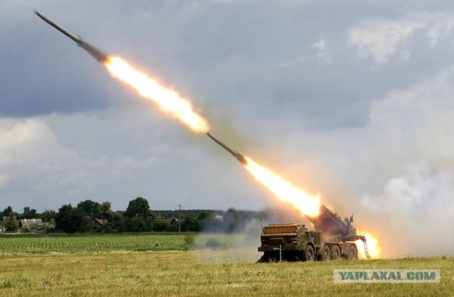 Железнодорожный состав с военной техникой