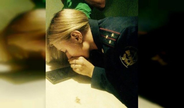 Сотрудницу дежурной части поймали в состоянии опьянения на рабочем месте в Питере.