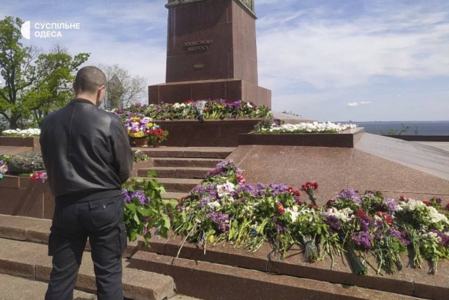 В Одессе и Полтаве сегодня возлагали цветы к памятным местам.