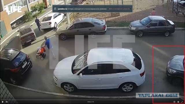 Агрессивный житель Кирова ударил ногой машину и обматерил её хозяйку, за то, что та остановилась посреди дороги во дворе