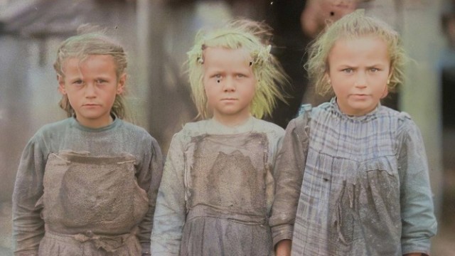 Хмурым девочкам 6 и 10 лет и они работают на износ: история за 110-летним кадром
