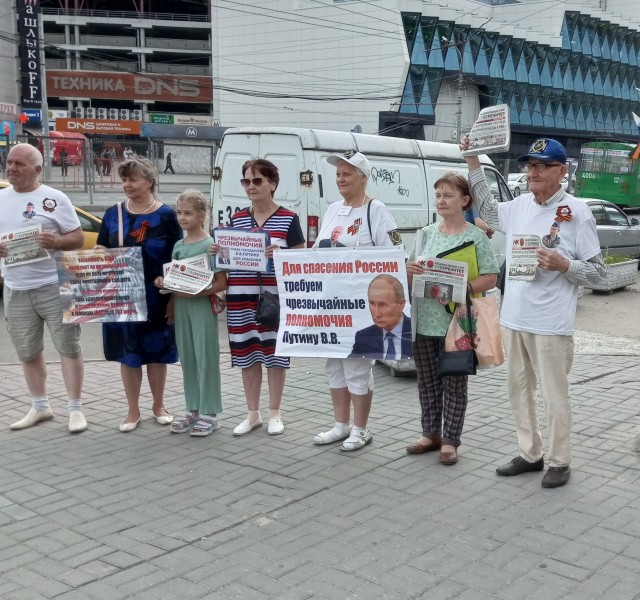 Бабки из "Отрядов Путина" попросили Путина пойти на новый президентский срок и станцевали лезгинку