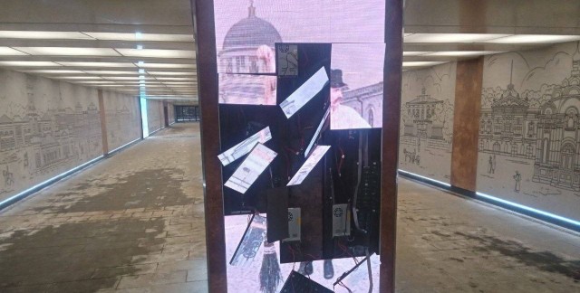 В Туле пьяные гастарбайтеры разгромили интерактивную рекламу в подземном переходе