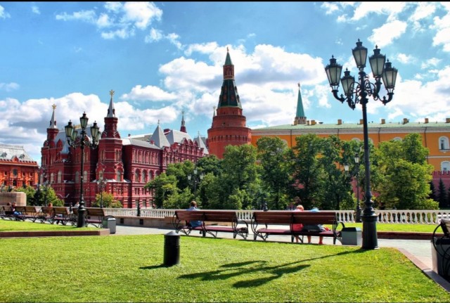 Солнечное май врывается в Москву, как ослепительный фейерверк!