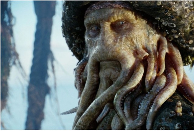 Он появляется раз в 7 лет — прямо из моря. И каждый раз пугает людей