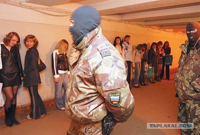В Ростове полуобнаженные девушки вышли с плакатами «Обобрали до трусов»