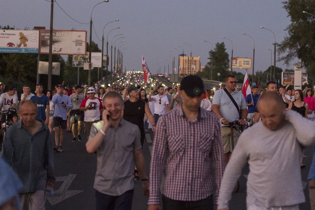Около 20 тысяч брестчан колонной прошли по городу 16.5 км.