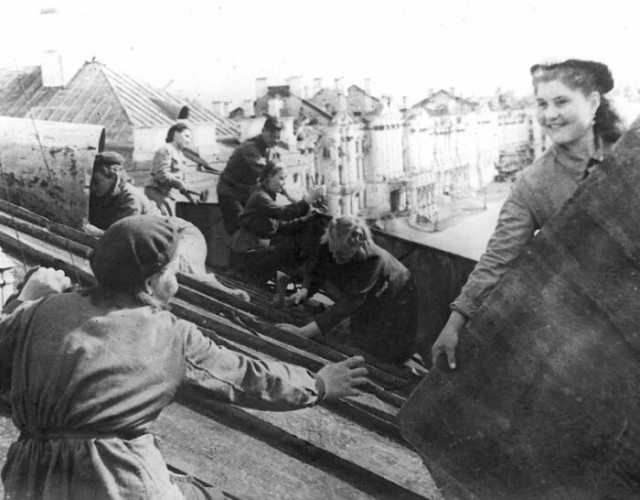 Зачем на крышах домов сталинской эпохи строили загадочные домики-башенки