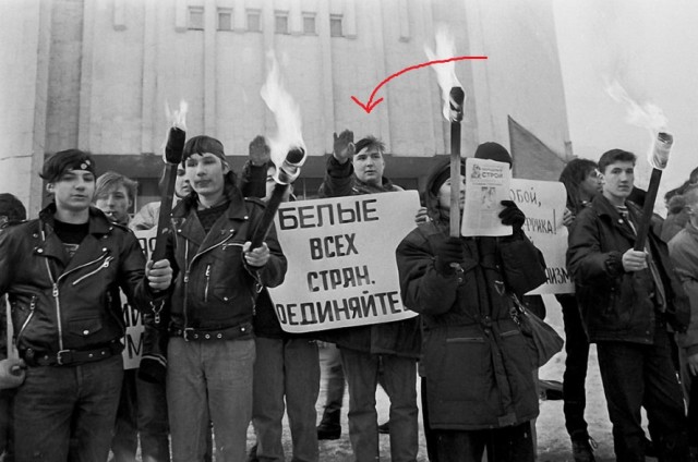 В России ищут тех, кто портит Z-автомобили. Машины поджигают и прокалывают им колёса. Возможно, к этому причастны ультраправые.