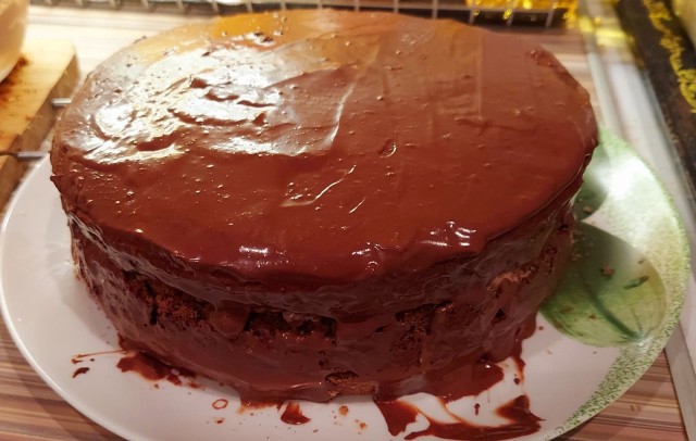 Два бисквитных торта: белый и шоколадный