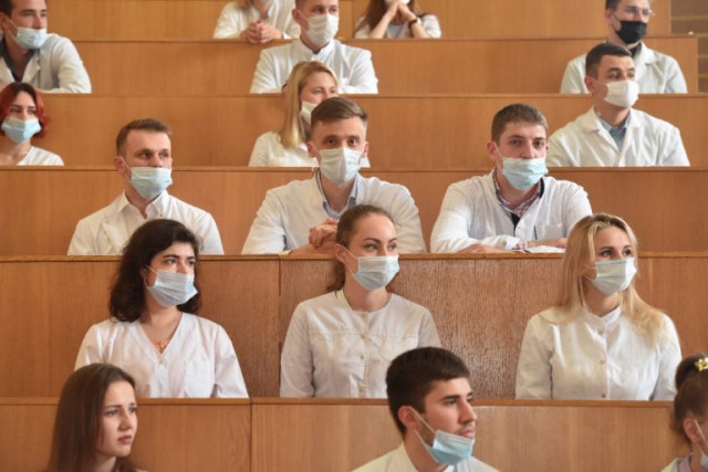 Волгоградские депутаты хотят запретить выпускникам-медикам работать в частных клиниках