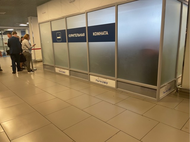 Застрявшим в Пулкове пассажирам разрешили выходить на улицу покурить и даже съездить домой