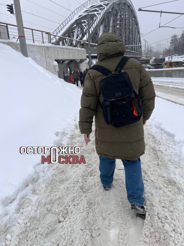 Жители юга Москвы пожаловались на заваленные снегом тротуары.