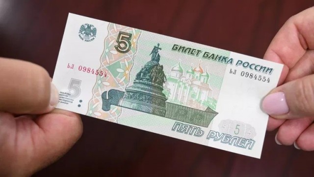 Бумажные пятирублёвки внезапно вернулись в активный оборот в Москве.