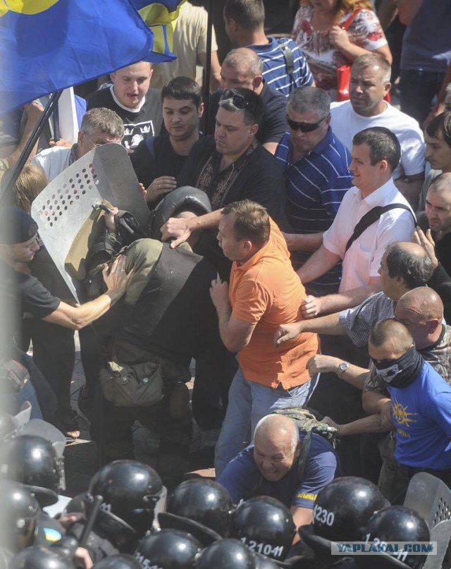 Митингующие в Киеве штурмуют здание Рады