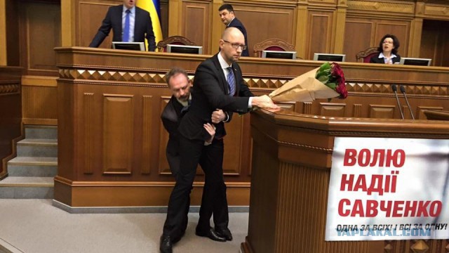 юлия тимошенко избила арсения яценюка