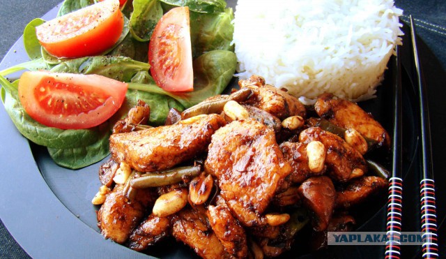 Курица с грибами и арахисом