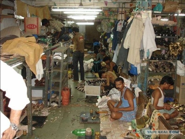 Обувное производство в Индии (25 фото)