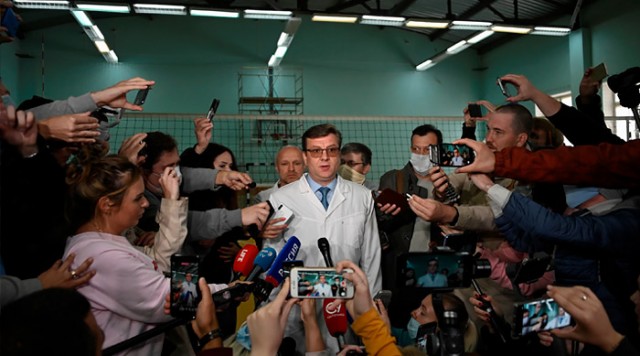 Алексей Навальный находится без сознания после отравления и экстренной посадки самолета в аэропорту Омска