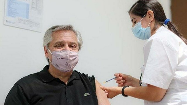 Президент Аргентины, привившийся «Спутником V», получил положительный тест на коронавирус
