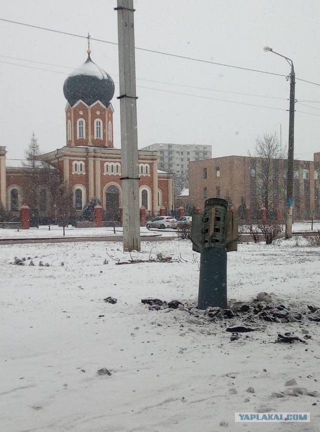 Местные жители и российский танк