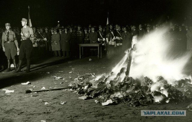 В Волгограде уничтожается огромное многоэтажное книгохранилище у подножия Мамаева кургана