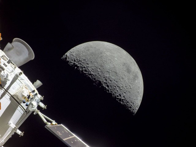 NASA опубликовало детализированные фотографии Луны, сделанные космическим кораблем Orion