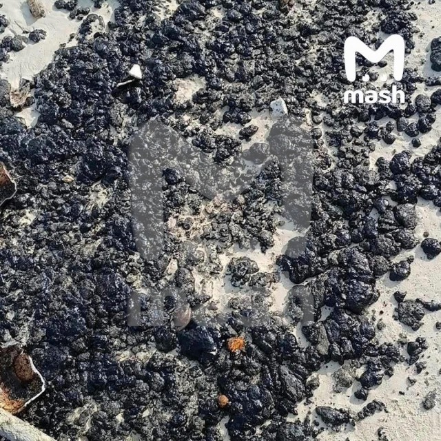 Сгустки мазута прибило к курортным точкам Пхукета — после крушения контейнеровоза Sealloyd Arc