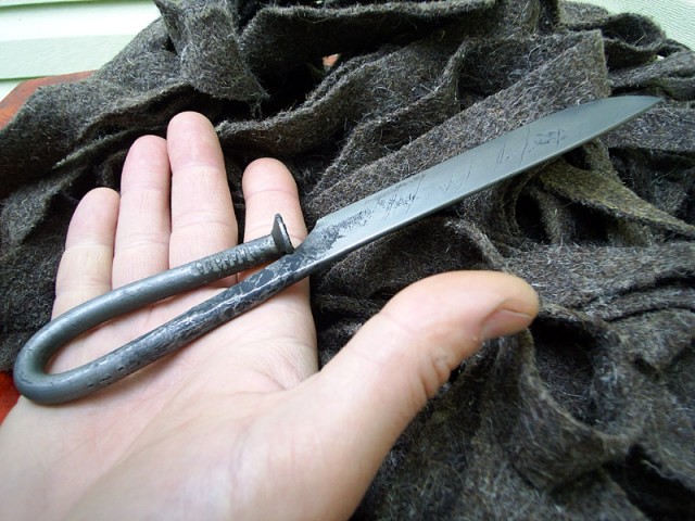 ЗУД В РУКАХ и брутальный гламур.