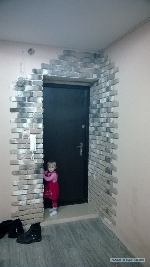 Приклеиваем плитку из искусственного камня