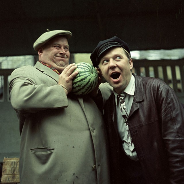 Евгений Моргунов и Олег Попов покупают арбуз. 1968 год