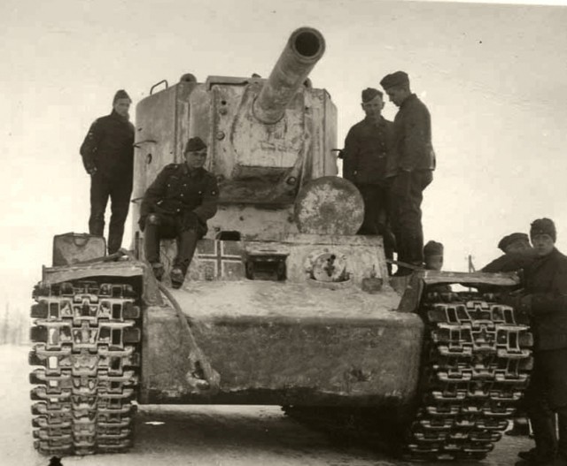 «Тяжелый штурмовой танк КВ-2»