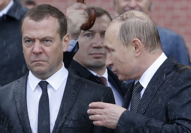 Путин отказался от зонта на церемонии возложения венков к могиле Неизвестного солдата