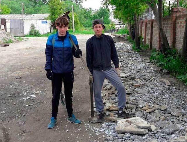 В Челябинске подростки решили своими силами сделать дорогу