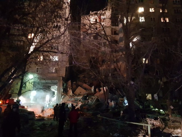В Магнитогорске в результате взрыва газа обрушился подъезд дома