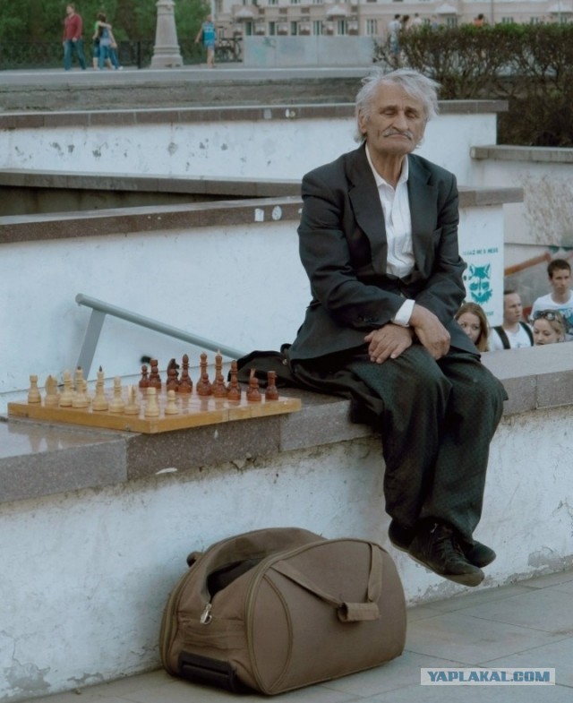 Дедушка каждый день ждет, чтобы к нему кто-то пришел поиграть в шахматы