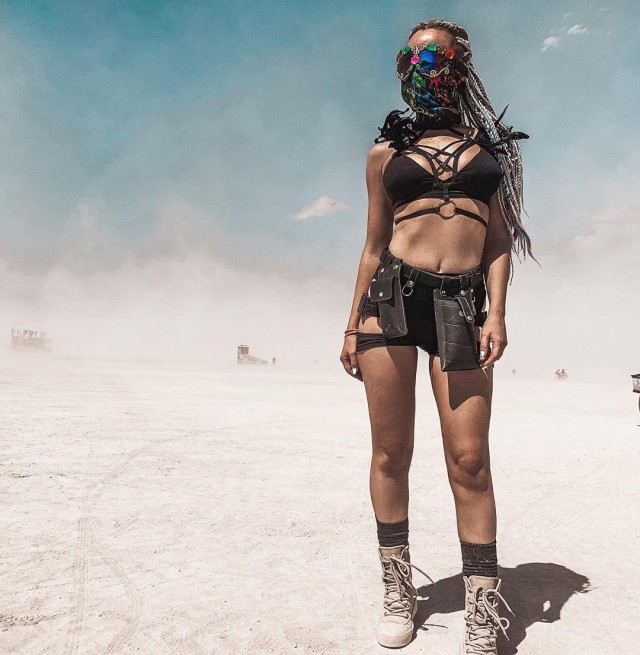 Девушки фестиваля Burning Man-2019