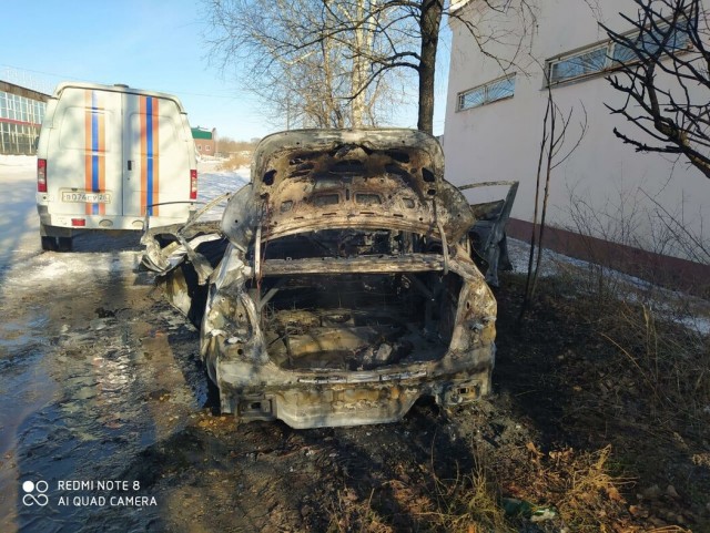 В Благовещенске женщина заехала на АЗС и залила бензин в канистру в салоне. Через несколько минут топливо взорвалось