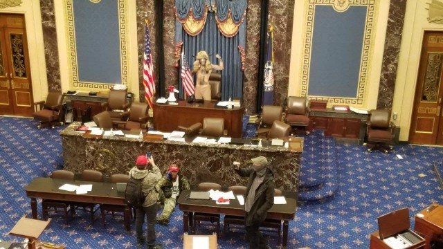 Сторонники Трампа прорвались через оцепление у Капитолия