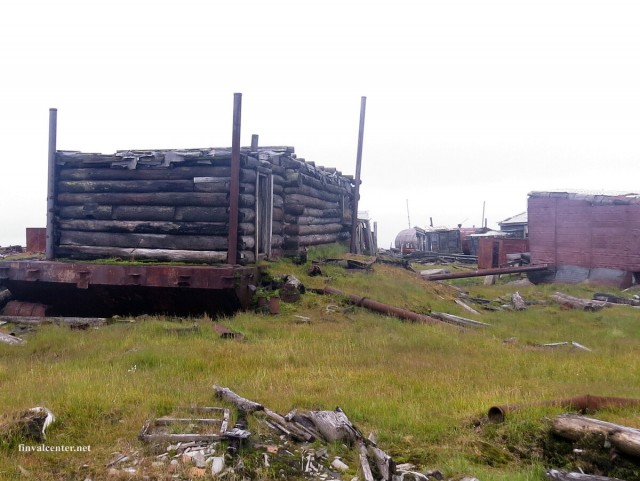 В глубокой Арктике наткнулись на заброшенную воинскую часть. Сведений в интернете нет