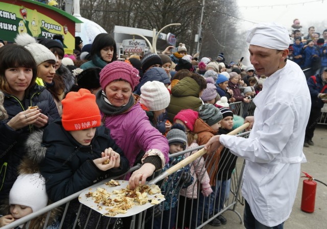 В Курске ЛДПР устроила раздачу конфет на площади