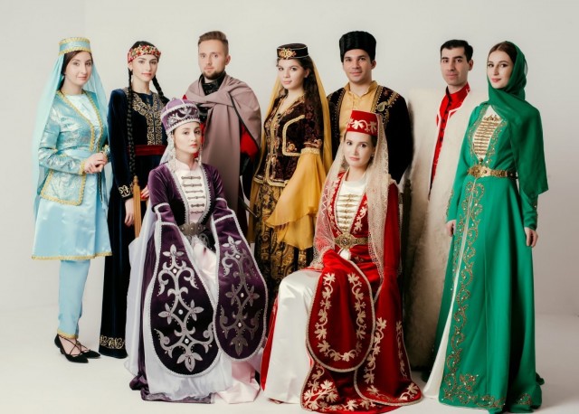 Реакция современных жителей, населяющих Индонезию, на традиционную индонезийскую одежду