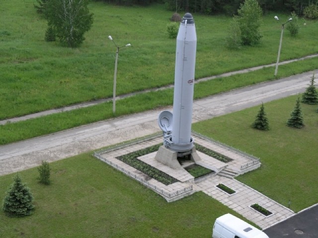В западных соцсетях завирусился кадр с гигантской ракетой прямо во дворе — речь о памятнике «Союз-У» в Байконуре