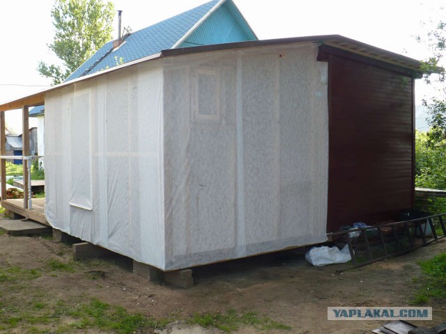 Бюджетный дачный домик из бытовки своими руками