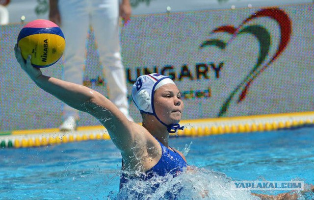 Капитаны женских команд сборной России и сборной Италии по водному поло