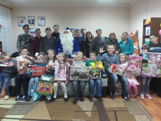 Десантники Морозовска подарили новогоднее чудо малышам из приюта