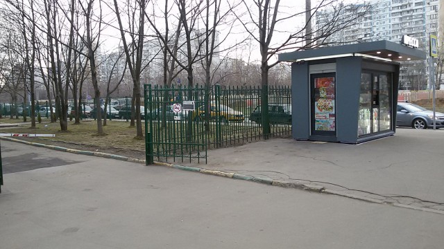 В Москве водитель "Рейндж Ровера" в 4 утра неудачно припарковался и случайно запер продавщицу в киоске